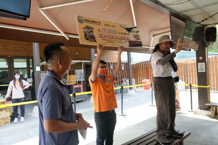 舊山線鐵道自行車，第2,000,000位搭乘來自台南的幸運兒。記者爆料網