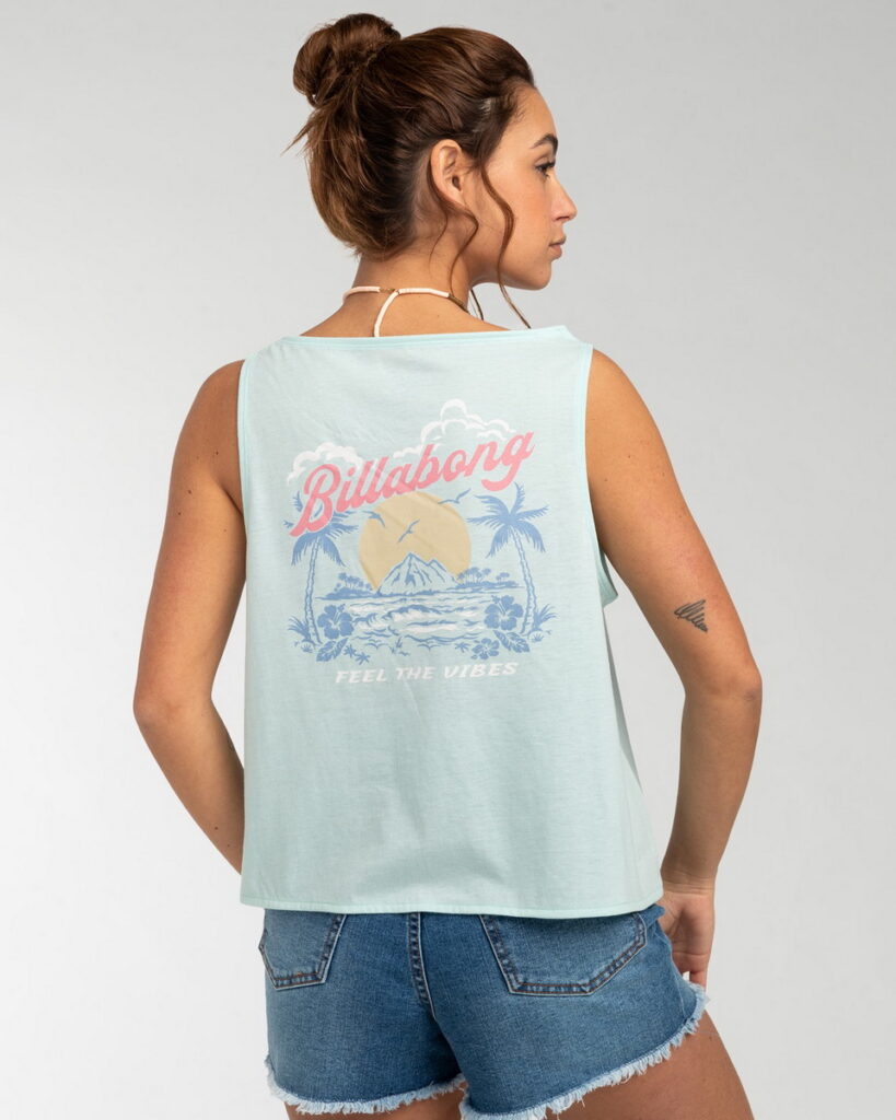 Billabong「FEEL VIBES 背心上衣」前後均印有夏威夷風格圖案印花,穿上就能感受夏日風情!