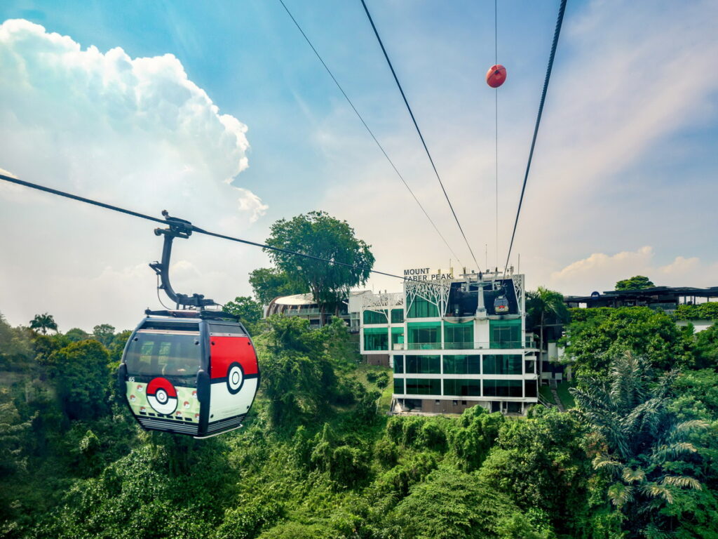 為慶祝新加坡空中纜車50周年,9月30日前搭乘空中纜車前往花柏山和聖淘沙,就可搭乘67個寶可夢精靈球限定主題車廂