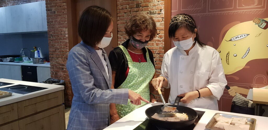 活動中美味的蔬食餐點由陳勵香女士與志工們合力製作