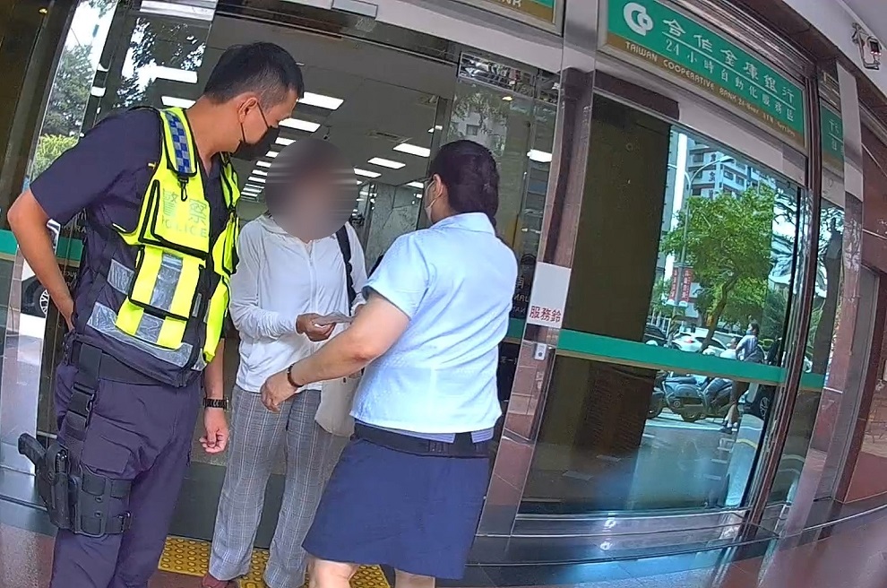 ▲圖說:劉女誤信網路詐騙,準備匯款20萬購入市值百萬勞力士「綠水鬼」 (圖/台中市政府提供)