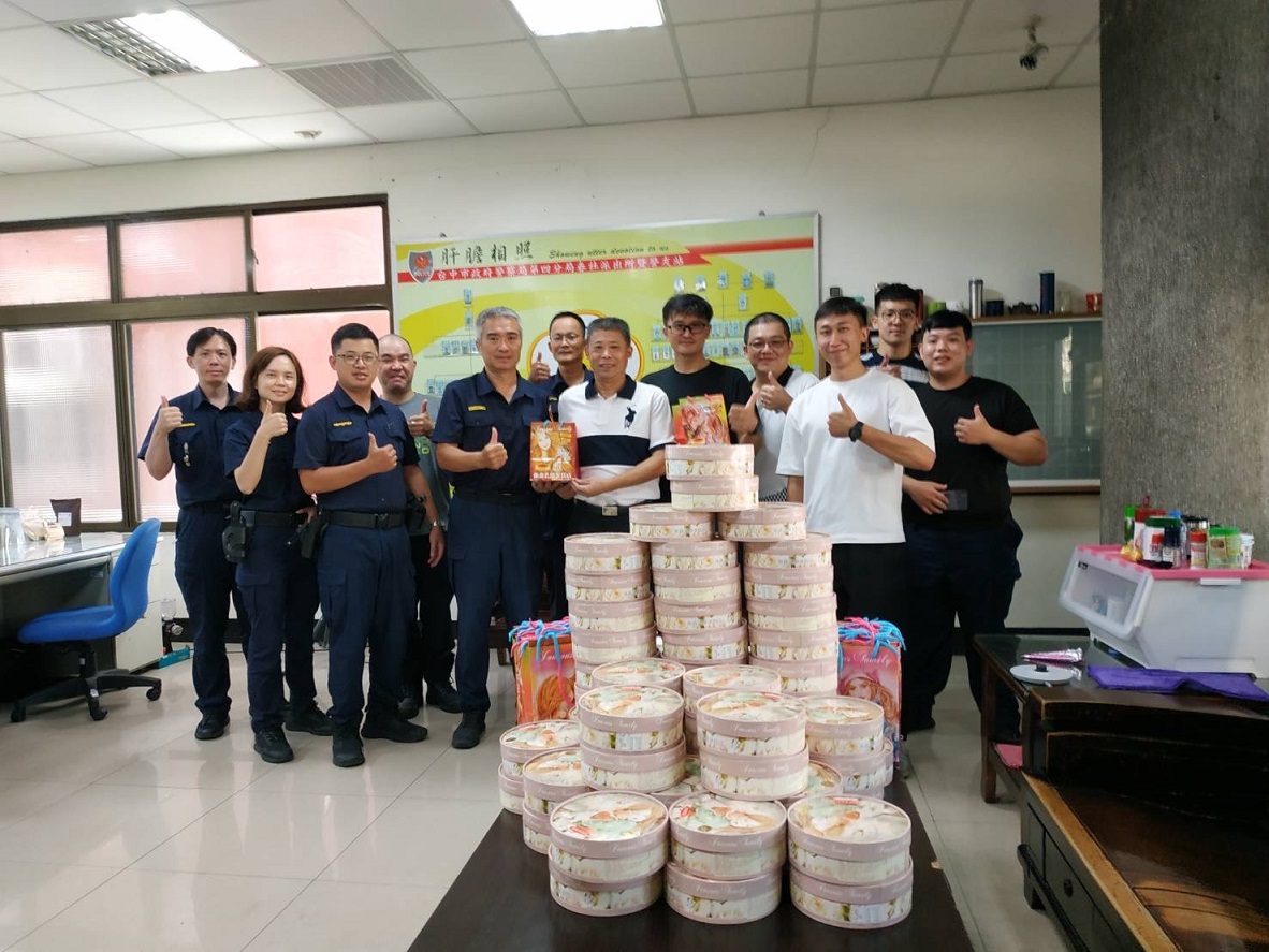 ▲圖說：春社警友站長楊金水贊助50個冰冰涼涼的乳酪蛋糕            （圖／台中市政府提供）