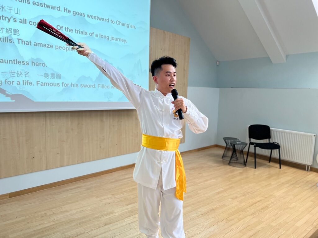 ▲太極門弟子Chuck身著武術服裝,手持功夫扇演出一曲「俠客」。(記者晨曦翻攝)
