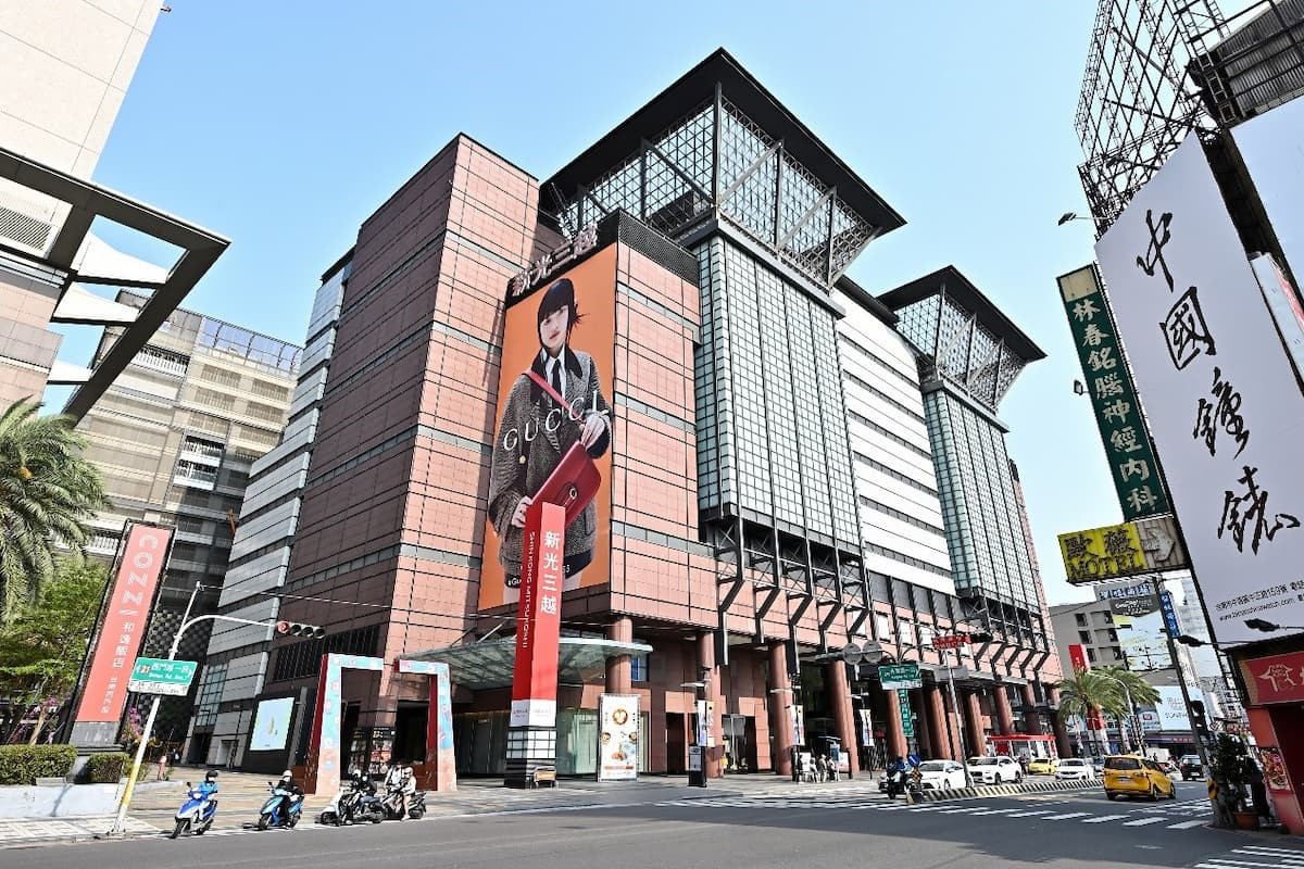 「潤隆鉑悦」基地周邊還有誠品園區、新光三越新天地等良好休閒購物機能,滿足住戶生活所需。(圖/業者提供)