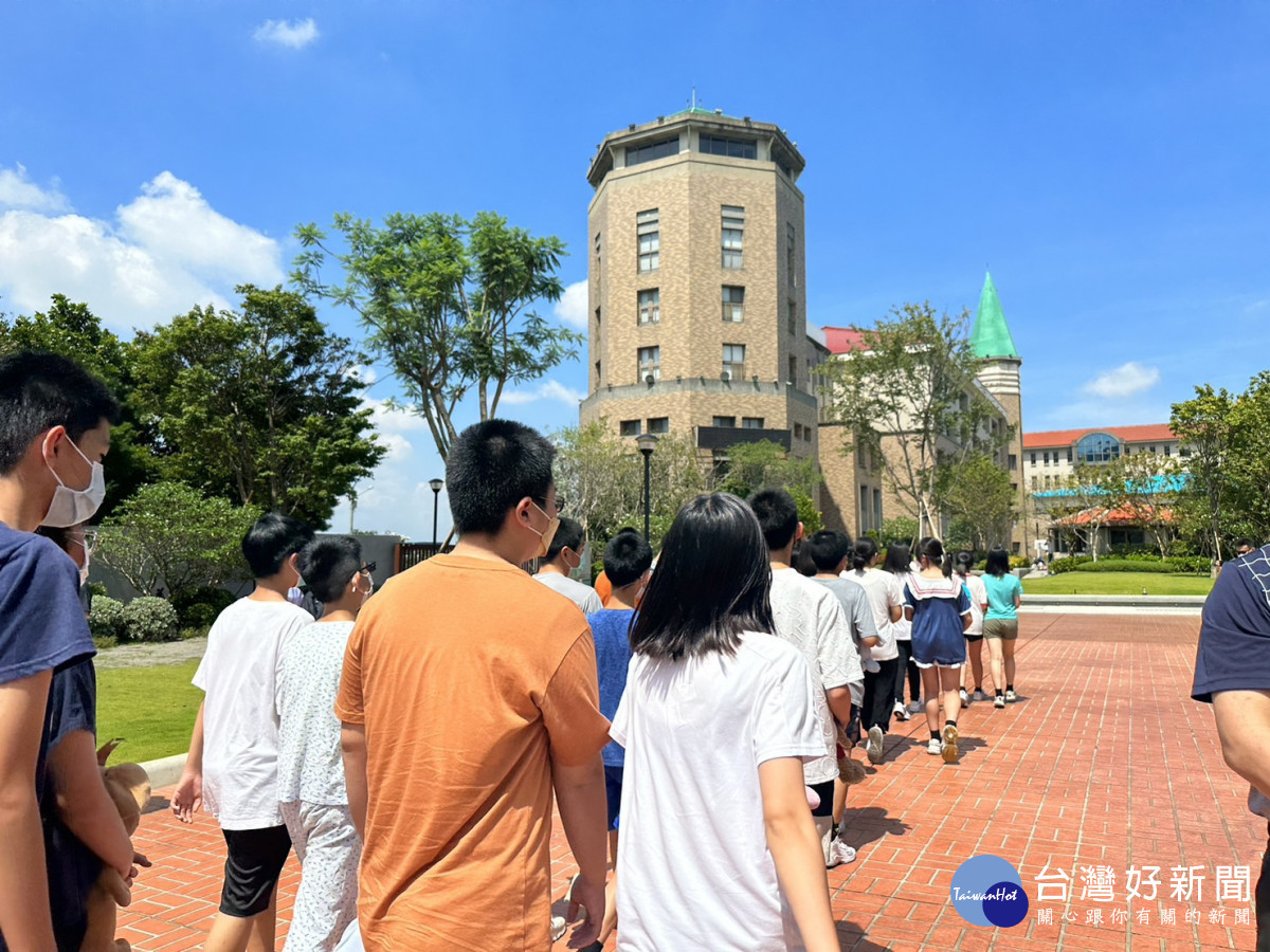 常春藤中學推出「睡衣班」招生方案,號稱優秀學生只要穿上自己的睡衣,其他學雜費與食宿費都由學校埋單。曾雪蒨攝