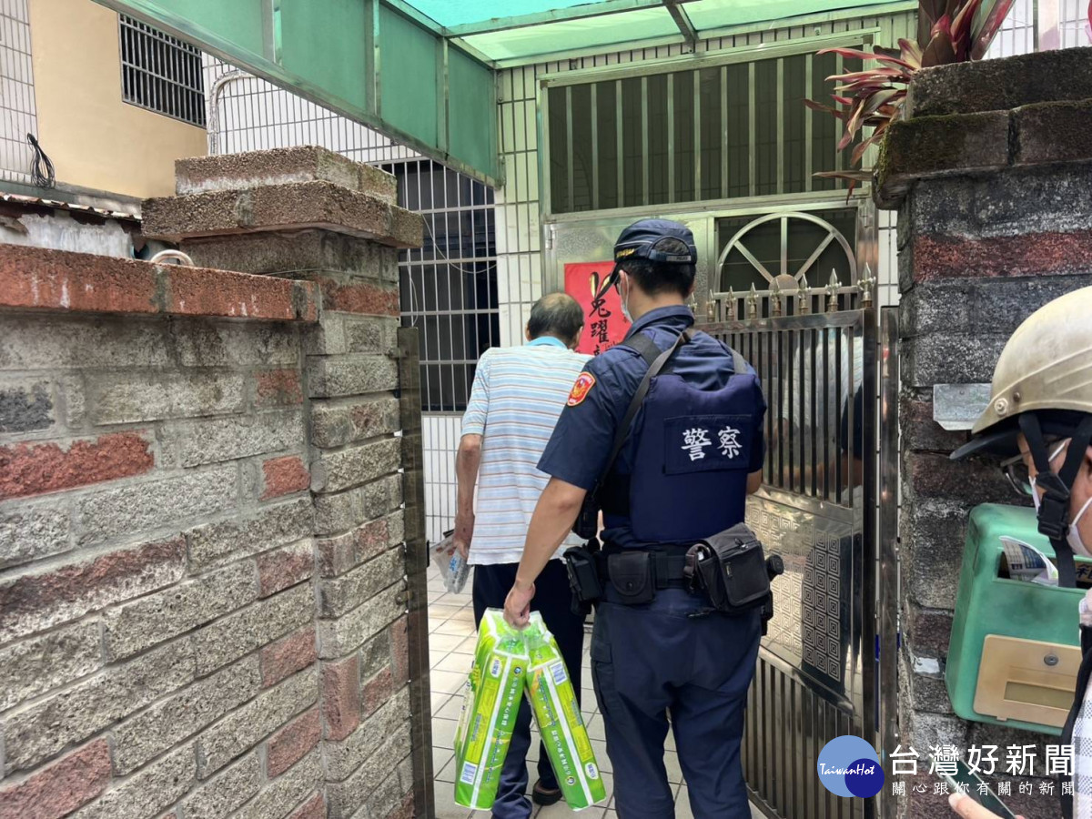 7旬老翁採買身體不適,員警協助平安返家。