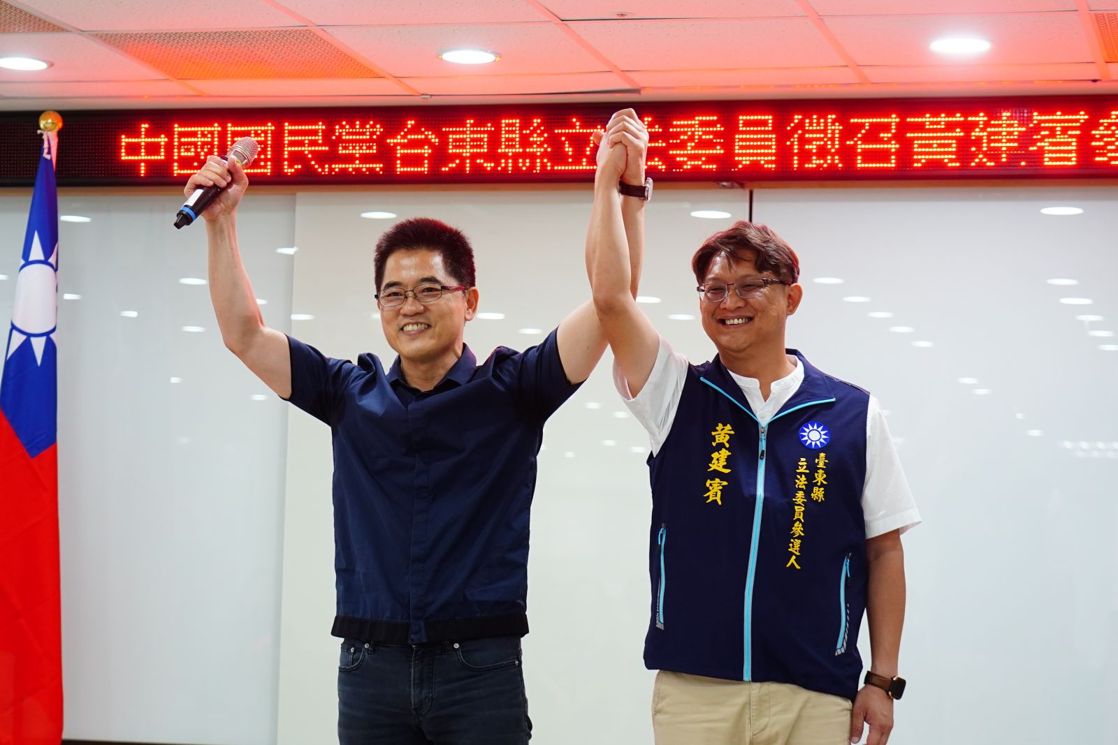 國民黨台東縣區域立委徵召現任大武鄉長黃建賓（右），國民黨祕書長黃健庭（左）特地出席力挺。林泊志攝