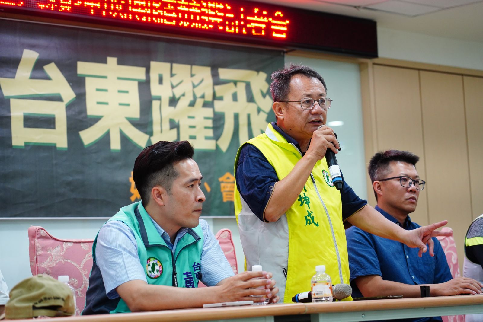 民進黨台東區立委參選人賴坤成強調他是民進黨合法、唯一提名的立委參選人，呼籲現任立委劉櫂豪能坐下來談。林泊志攝