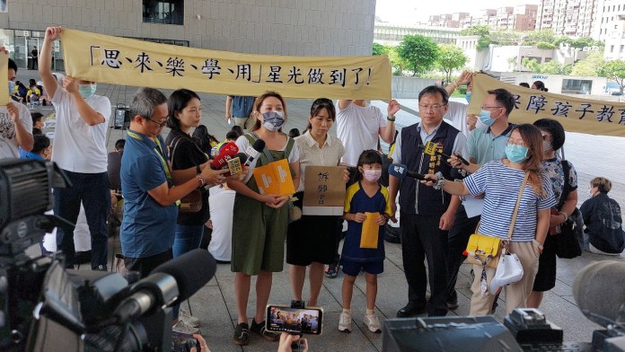 不滿廢校!台中星光實驗教育機構師生到市府靜坐抗議 家長指控:如同教育界MeToo 77 20230626 093732 | 校園 記者爆料網