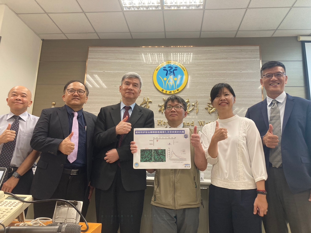 合照（左起）：癌研所劉柯俊副所長、生藥所謝興邦所長、司徒惠康院長、癌研所黃智興研究員、生藥所洪慧貞協同研究員、徐祖安研究員（圖：國衛院）