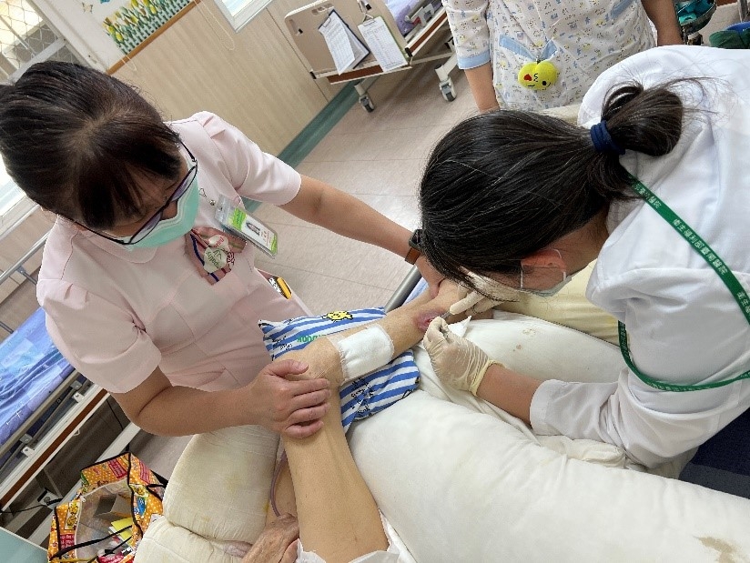 部立臺南醫院整形外科醫師至機構提供傷口照護（圖：衛福部健保署）