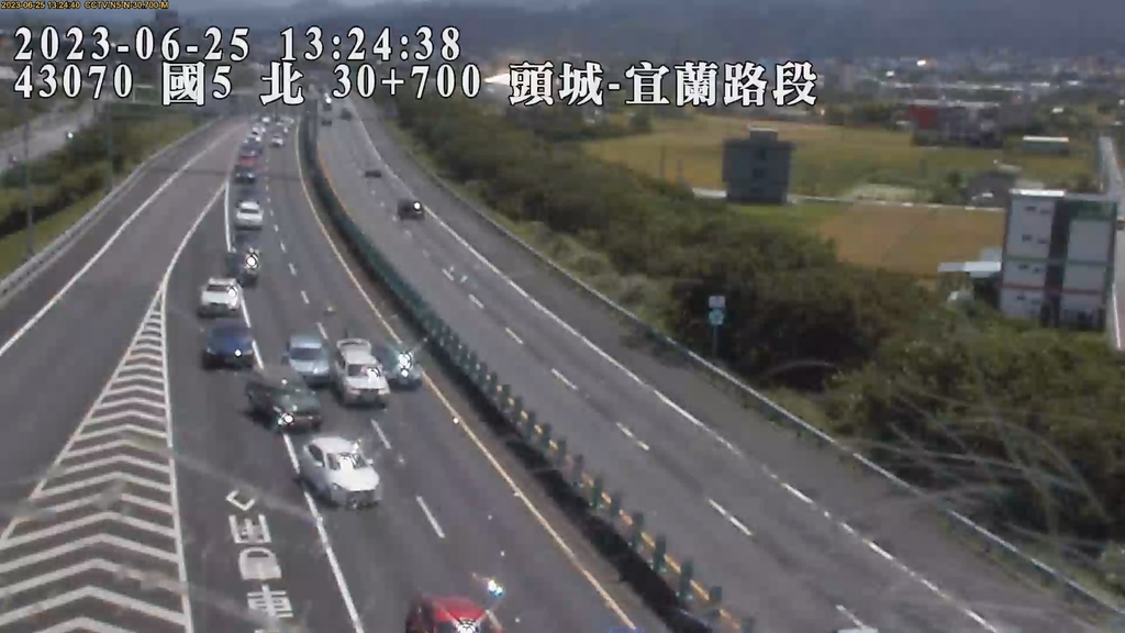 6月25日13時23分國5北向30.7公里發生小客追撞佔內側及外側車道（圖：交通部高公局）
