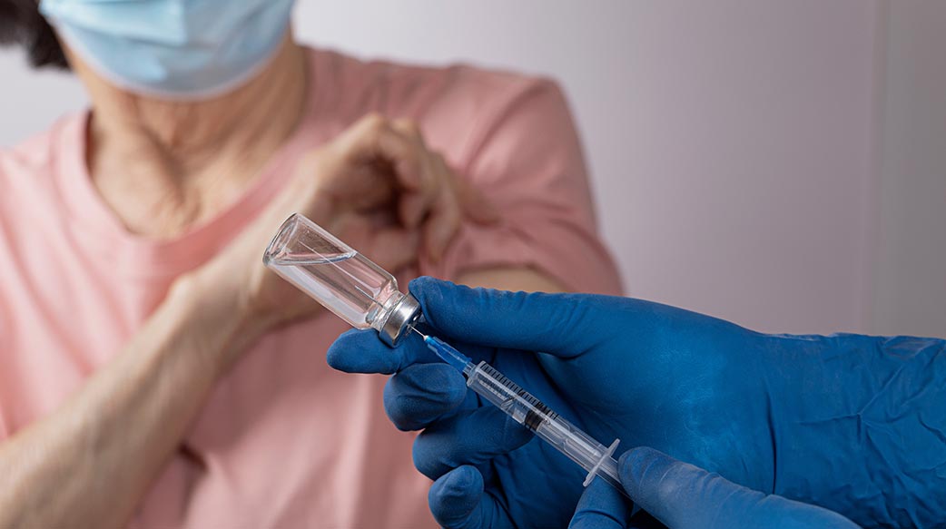 疫苗 注射 接種疫苗 保護的 概念 越來越 健康 病毒 殺毒軟件 醫藥 疾病 藥物 研究 注射器 實驗室 電暈 免疫 微生物學 流感 保護 實驗室 科學家 疫情 診所 醫院 科學 醫生 感染 流感 關懷 測試 特寫