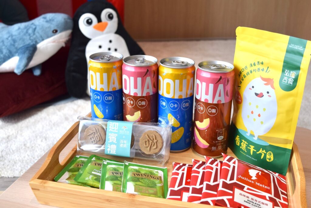 福容徠旅高雄店開幕迎賓禮,充滿在地文化特色,有高雄在地老字號品牌棋餅、旗山香蕉干片、OOHA氣泡飲、Julius Meinl咖啡、Twinings茶包。