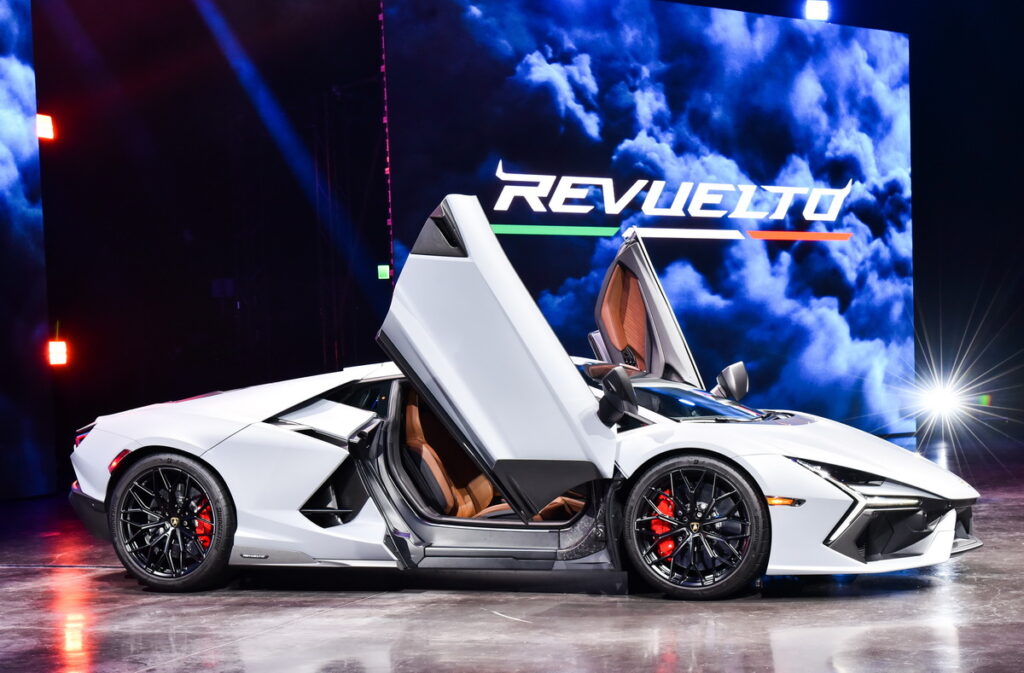 Lamborghini發表極具代表性的新世代油電超跑Revuelto之際,同樣再次攜手日本普利司通成為合作夥伴,以客製化Potenza Sport徹底釋放其超強性能_日本普利司通提供(1)