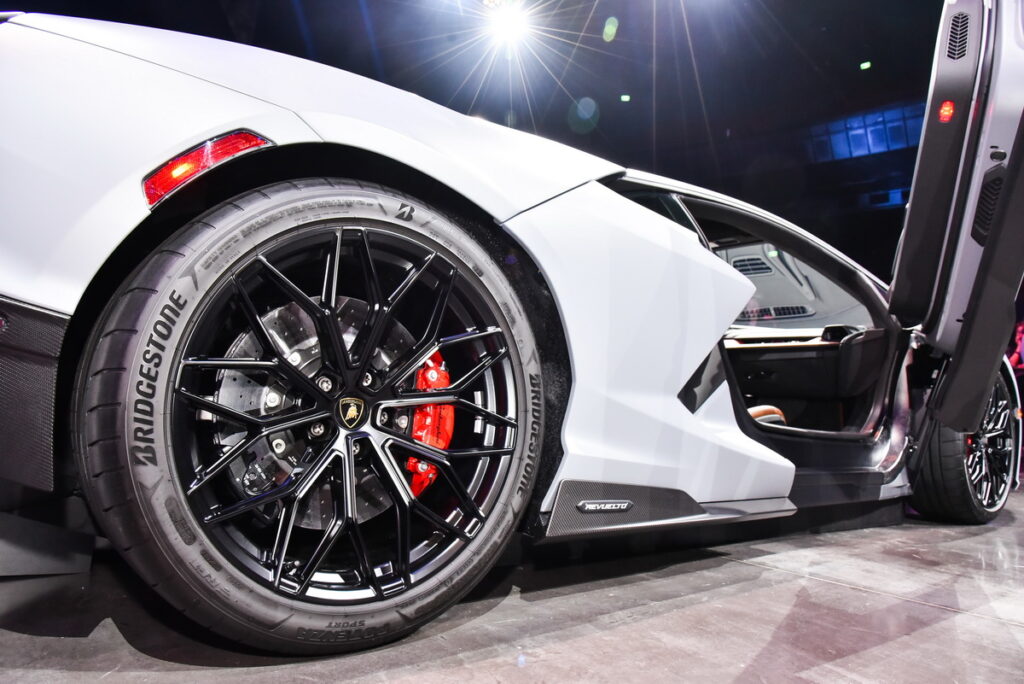 擁有眾多輪圈款式選擇的Lamborghini Revuelto,日本普利司通同步提供20吋、21 吋、22吋三種級距來對應Revuelto不同輪圈尺碼(日本普利司通提供)