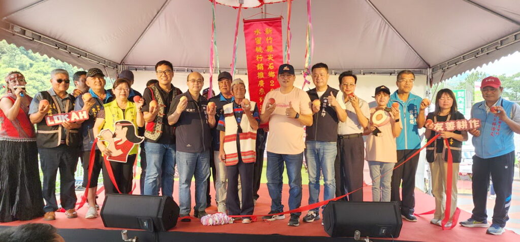 新竹縣尖石鄉公所在6月26日上午10時「嘉樂村泰雅勇士雕像前廣場」舉辦水蜜桃行銷記者會