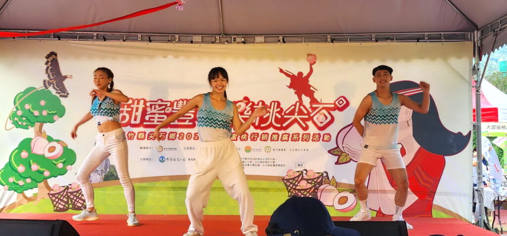 新竹縣尖石鄉公所在6月26日上午10時「嘉樂村泰雅勇士雕像前廣場」舉辦水蜜桃行銷記者會
