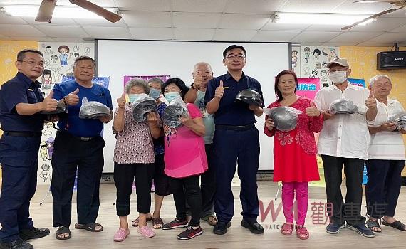 口湖蚵寮社區警民開講 北港警長送安全帽