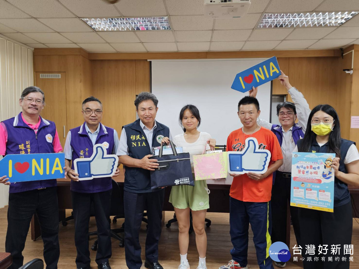 移民署臺中市第二服務站周佑仁站主任拜訪總統教育獎的李甜心同學。