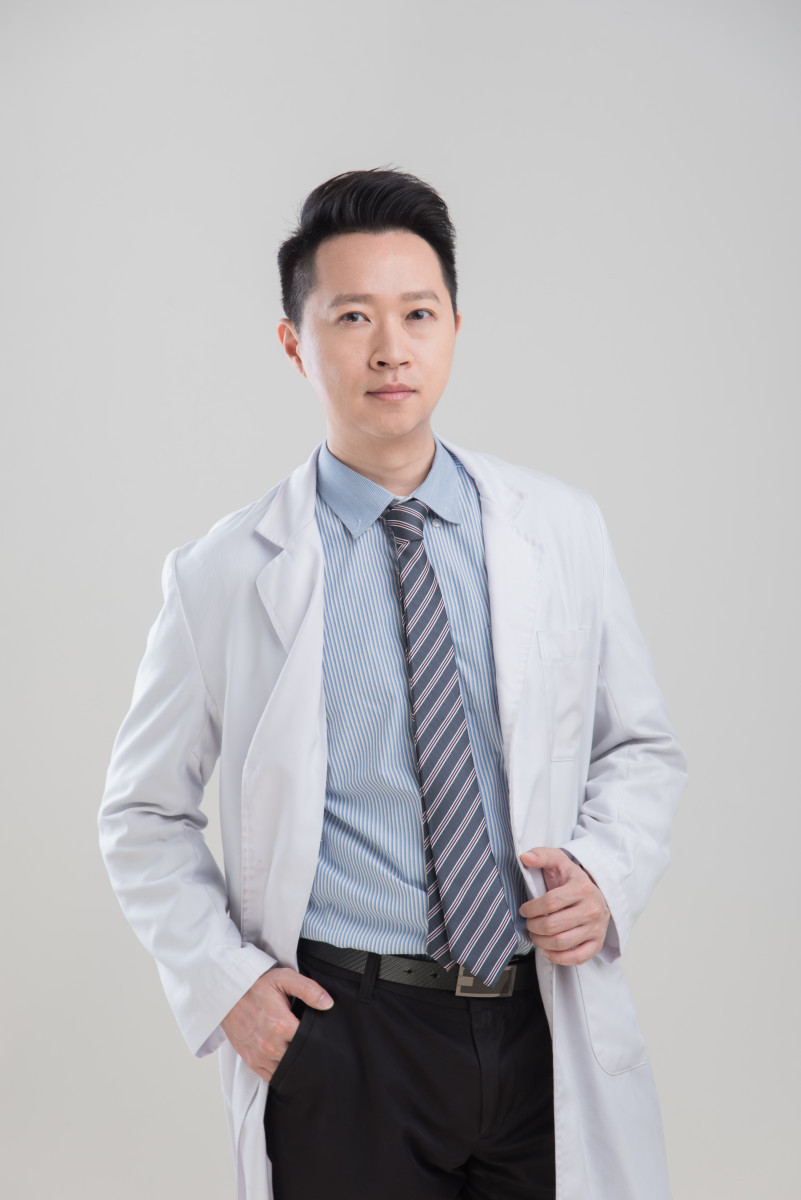 醫美診所醫師林鑫儀指出,求職旺季來臨,在診間觀察中,可以感受到客戶年齡層有下降趨勢,而且不少是父母帶著子女一起來,進行膚況搶救。(圖/萊佳形象美學診所提供)