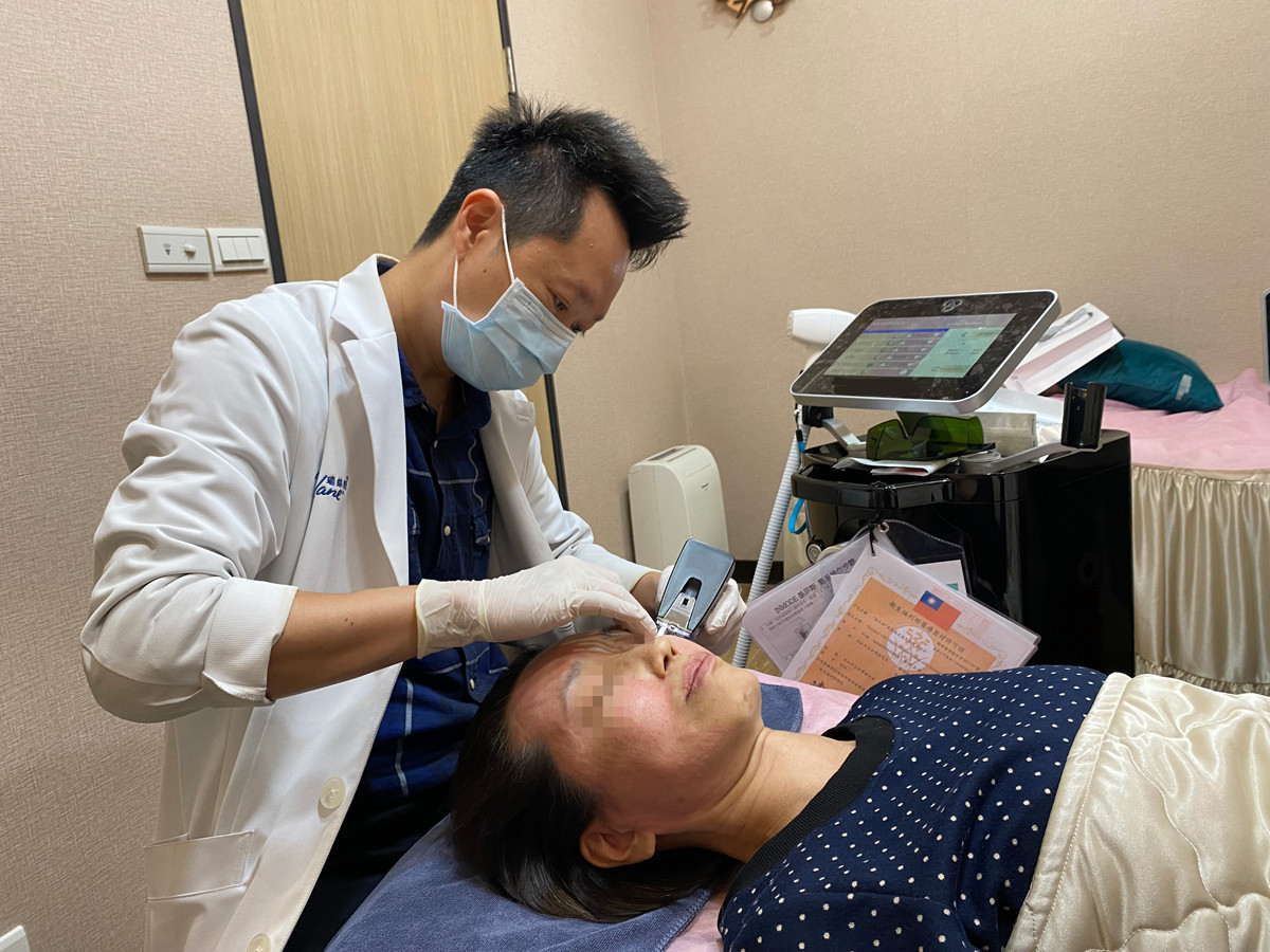 下顎線條消失,林鑫儀醫師提到,可以藉由非侵入式的微針電波進行改善。(圖/萊佳形象美學診所提供)