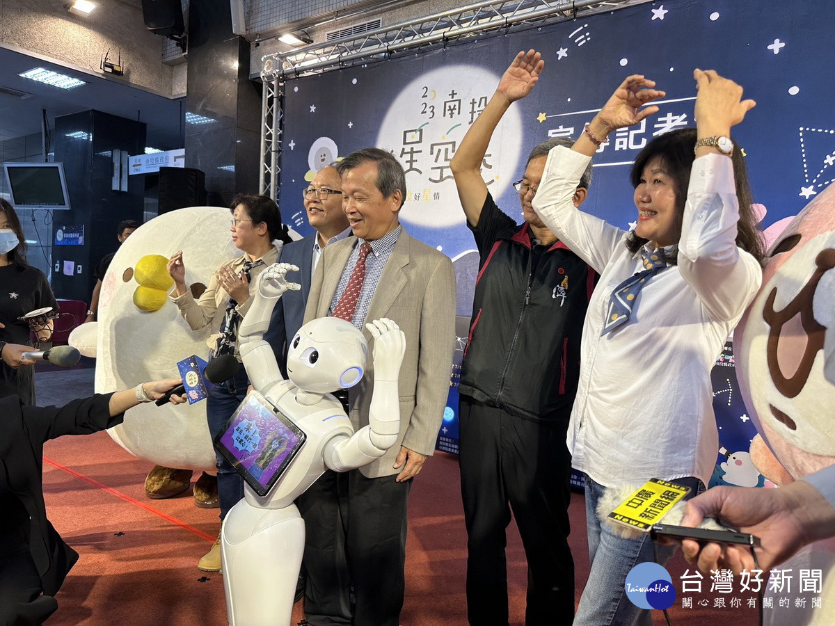 南投小星是AI親善大使也參與協助導覽歡迎大家來南投。(記者扶小萍攝)