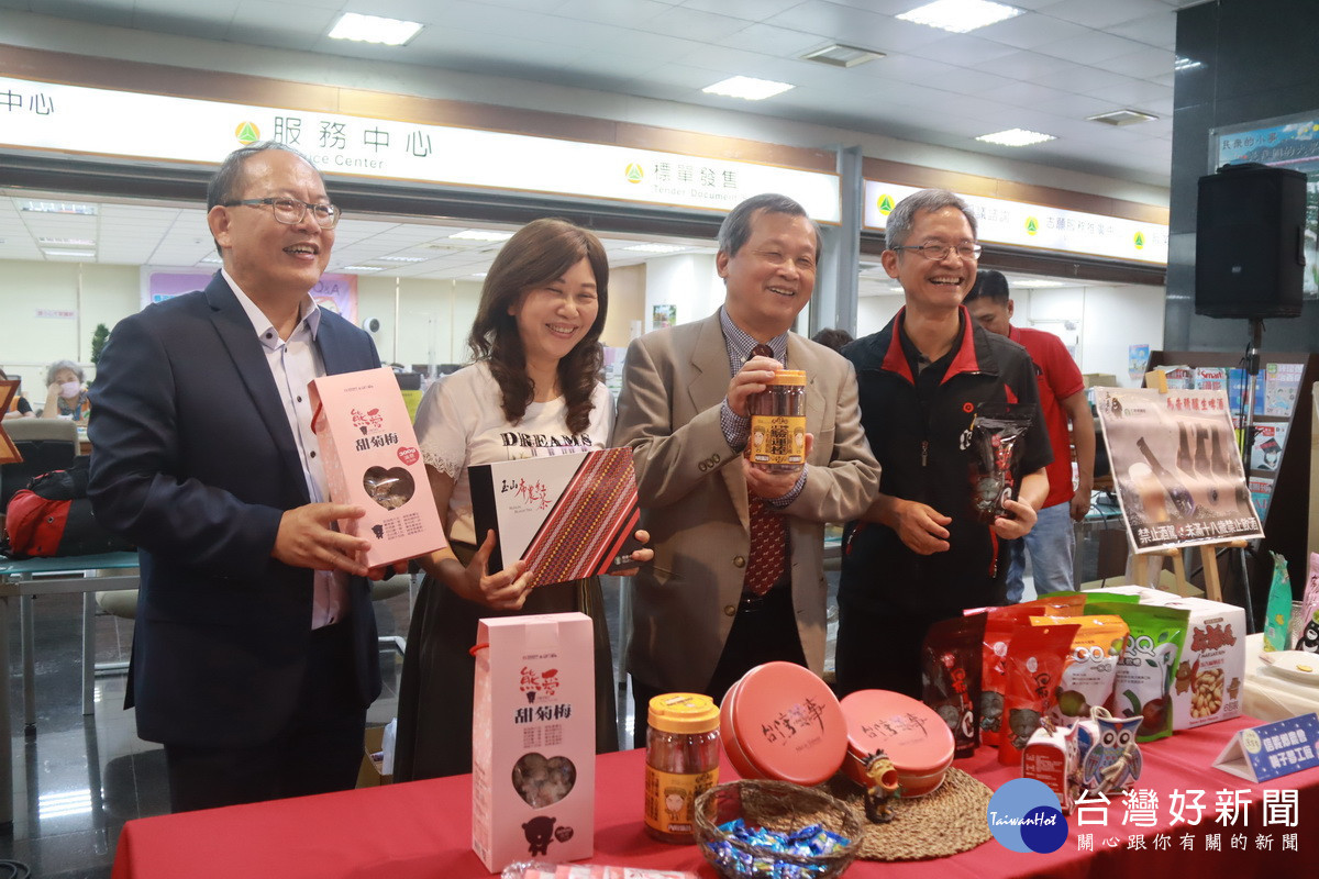 王副縣長(右二)陳處長(左一)等到攤位巡禮。(記者扶小萍攝)