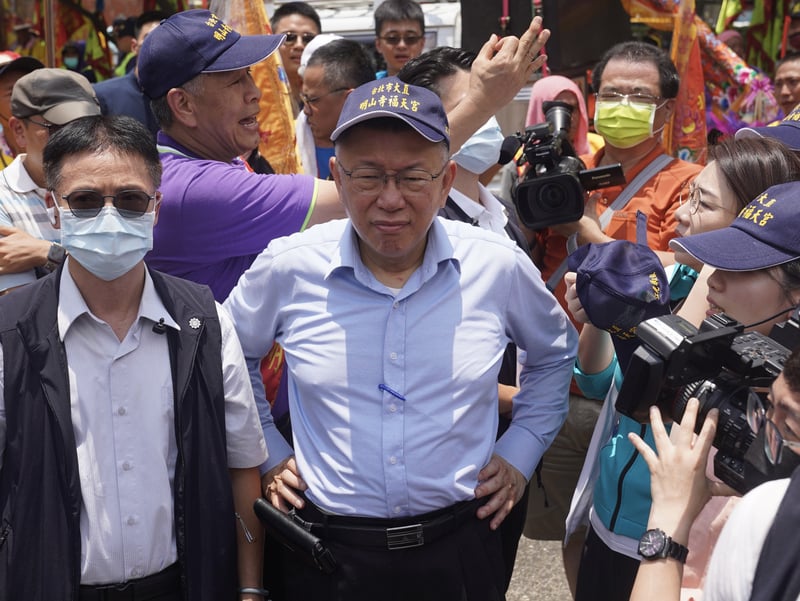 台灣民眾黨主席柯文哲(中)25日參加雲林縣麥寮鄉光大寮聚寶宮遶境接駕活動。中央社
