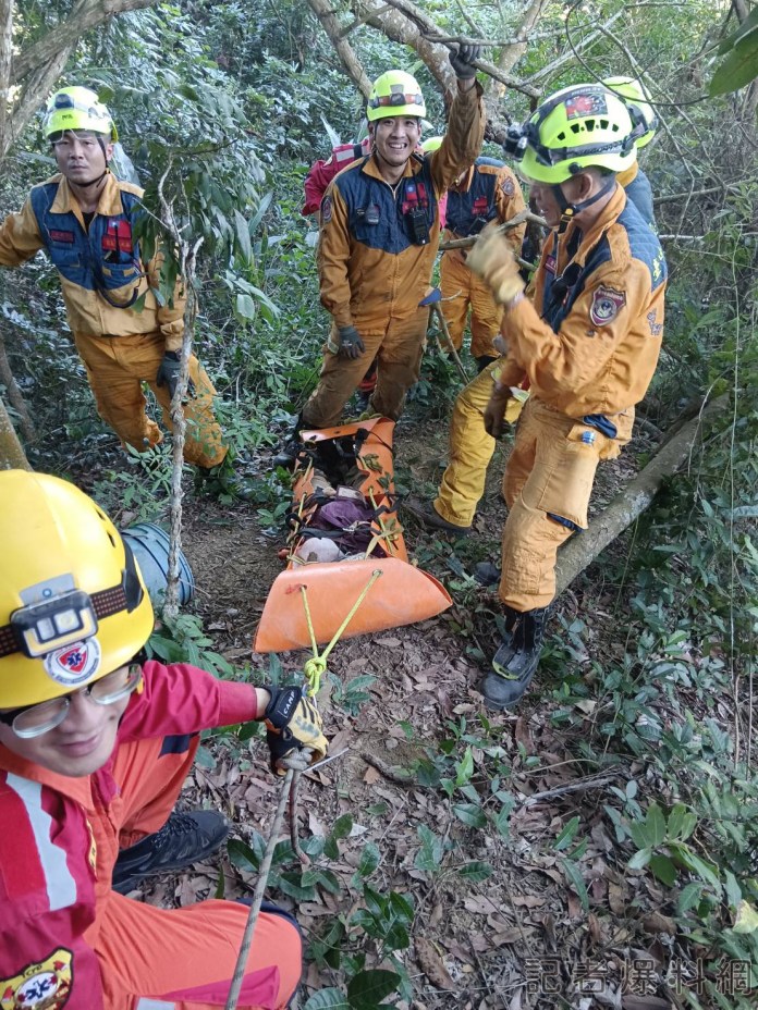 台中太平姊弟上山巡農地摔落邊坡 搜救人漏夜搶救今早救出傷者