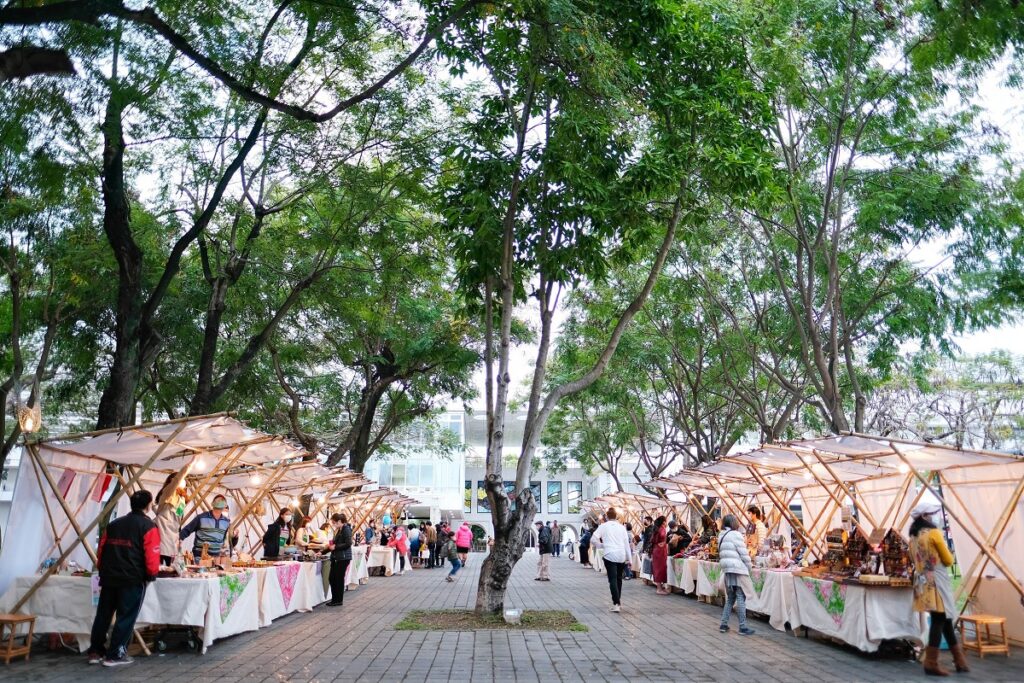 工藝中心文化園區假日「綠工藝市集」消費,憑文化幣可享9折青年專屬優惠。(圖/工藝中心提供)