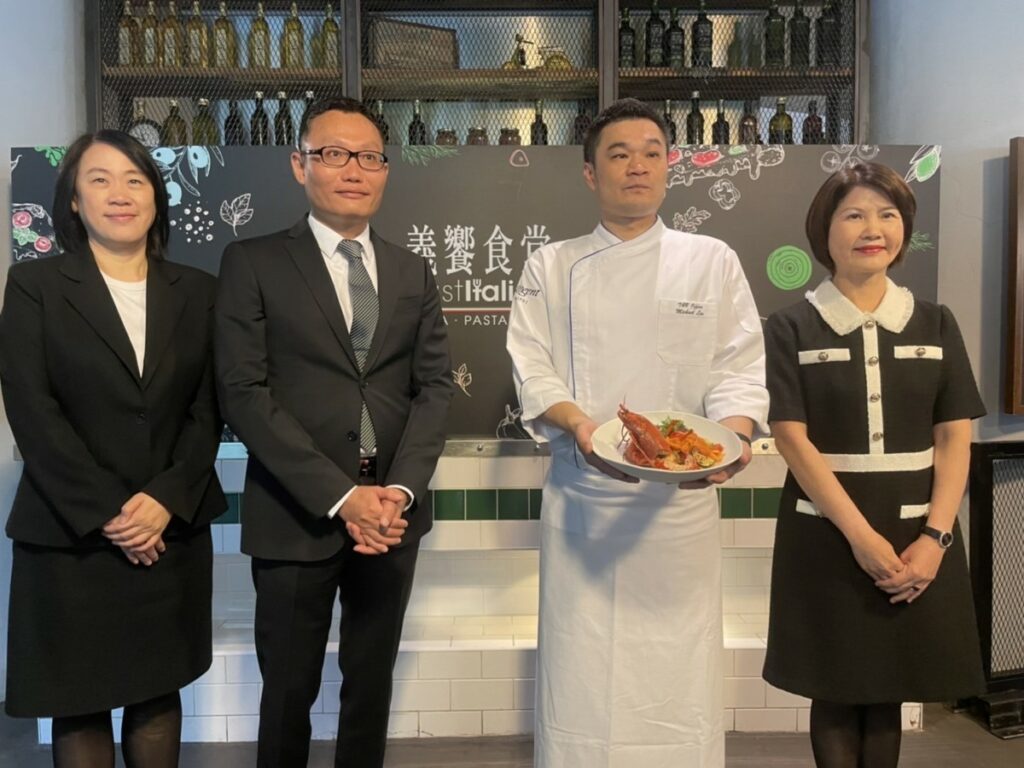 晶華酒店副總經理張筠(左一)、晶華酒店營運長吳偉正(左二)、晶華酒店營運副總裁陳惠芳(右一)、晶華酒店廚藝總監林顯威(右二)一同共襄盛舉「義饗食堂」開幕儀式。圖/捷絲旅提供