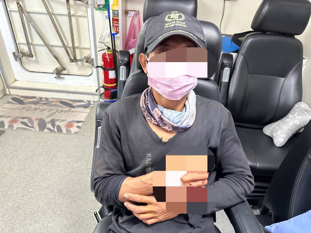 印尼漁工船上斷指 澎湖海巡馳援二小時後送就醫 306 印尼漁工船上斷指 澎湖海巡馳援二小時後送就醫 305