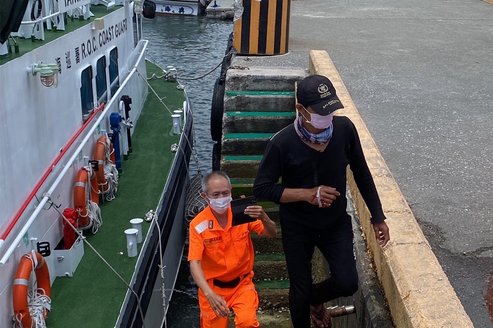 印尼漁工船上斷指 澎湖海巡馳援二小時後送就醫 304 印尼漁工船上斷指 澎湖海巡馳援二小時後送就醫 303