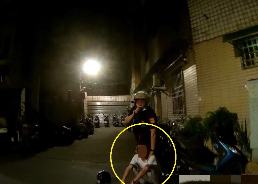 巡邏警化身好鼻師 23歲男躲巷弄拉K見警逃沿路丟包 286 巡邏警化身好鼻師 23歲男躲巷弄拉K見警逃沿路丟包 285