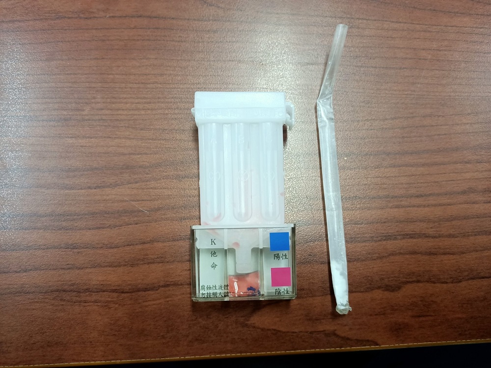 巡邏警化身好鼻師 23歲男躲巷弄拉K見警逃沿路丟包 284 巡邏警化身好鼻師 23歲男躲巷弄拉K見警逃沿路丟包 283