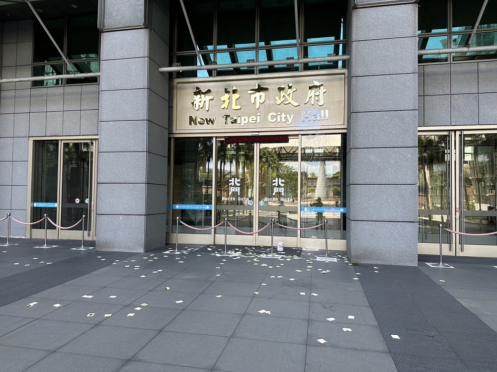 10天前潑漆 33歲男又來新北市府灑冥紙辯沒睡好 254 10天前潑漆 33歲男又來新北市府灑冥紙辯沒睡好 253