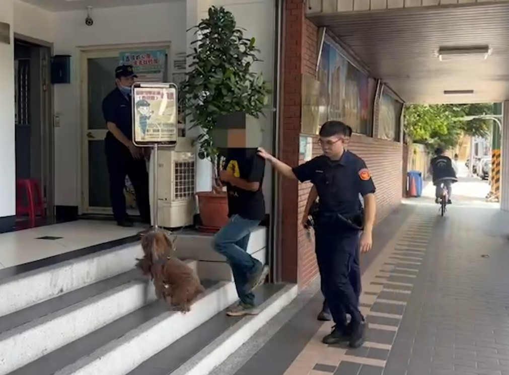 10天前潑漆 33歲男又來新北市府灑冥紙辯沒睡好 248 10天前潑漆 33歲男又來新北市府灑冥紙辯沒睡好 247