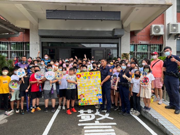 國小師生參訪莿桐分駐所 警察日常好新奇