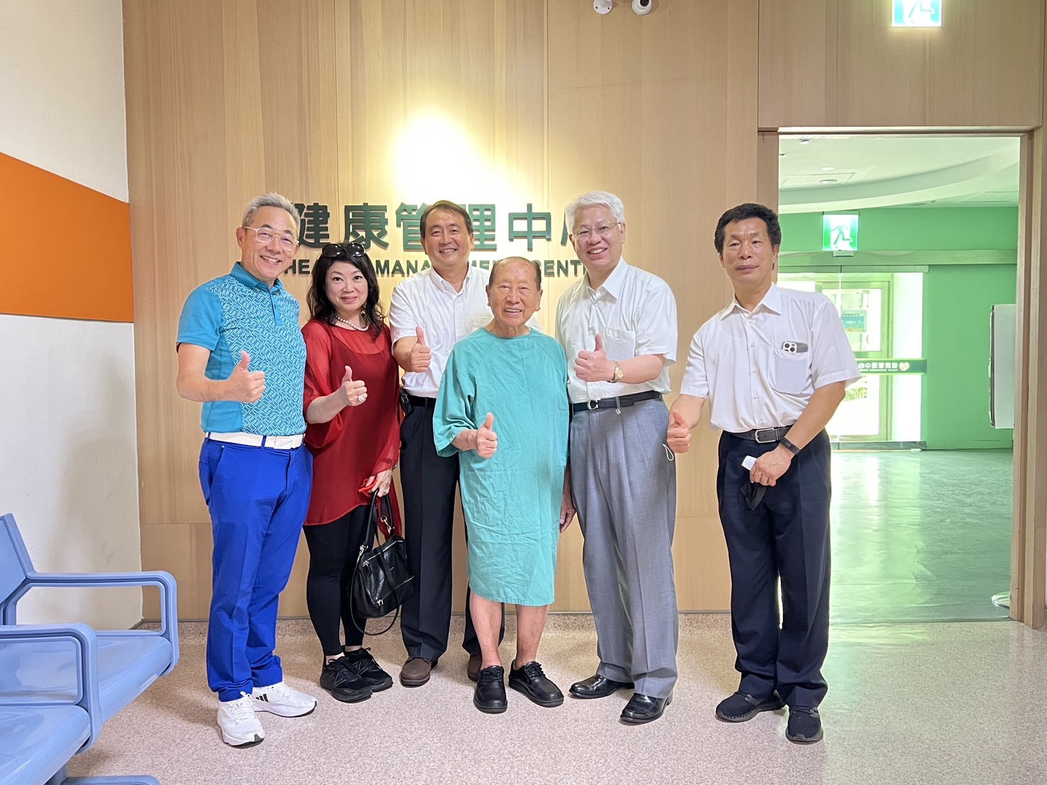 ▲86歲新加坡華僑(中)和家人感謝林威宇醫師的精湛醫術,右2為嘉義醫院黃元德院長。(記者劉芳妃翻攝)