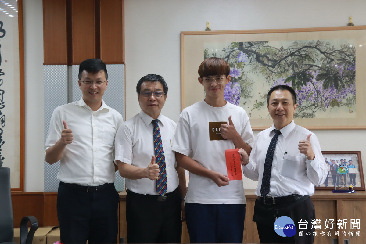 投高家長會贈獎學金予錄取中央大學財金系的王偉丞。（記者扶小萍攝）