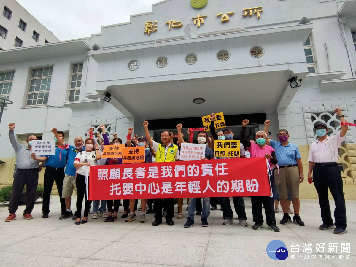 數十位向陽里里民在向陽里長游寬棟的帶領下,先於上午10點半群集在市公所大門表達強烈支持的態度。圖/記者鄧富珍攝