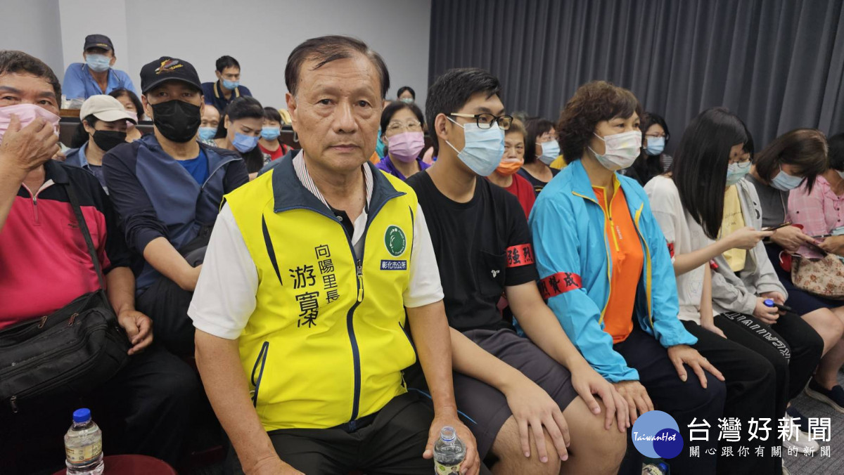 數十位向陽里里民在向陽里長游寬棟的帶領下,在市民代表會旁聽。圖/記者鄧富珍攝