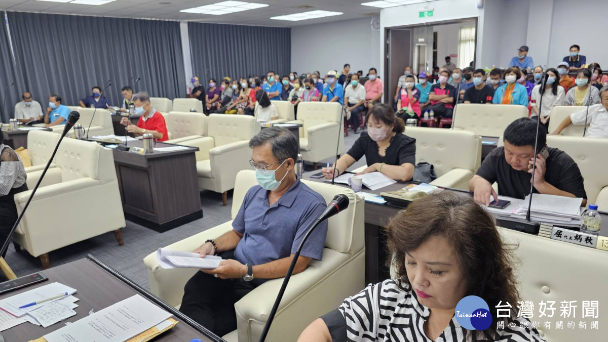 數十位向陽里里民在向陽里長游寬棟的帶領下,在市民代表會旁聽。圖/記者鄧富珍攝