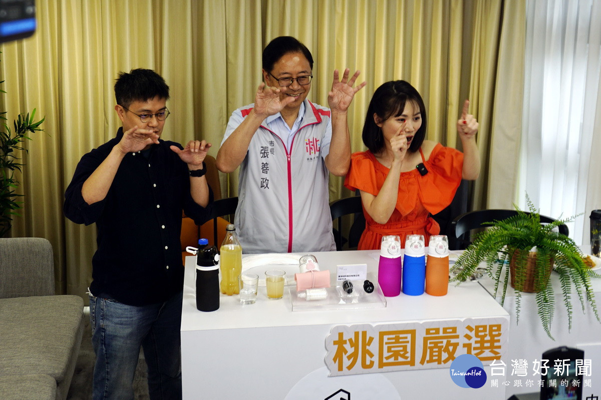 桃園市長張善政出席「T-SELECT中路電商基地」開幕啟用典禮,參與電商直播為基地啟用宣傳。