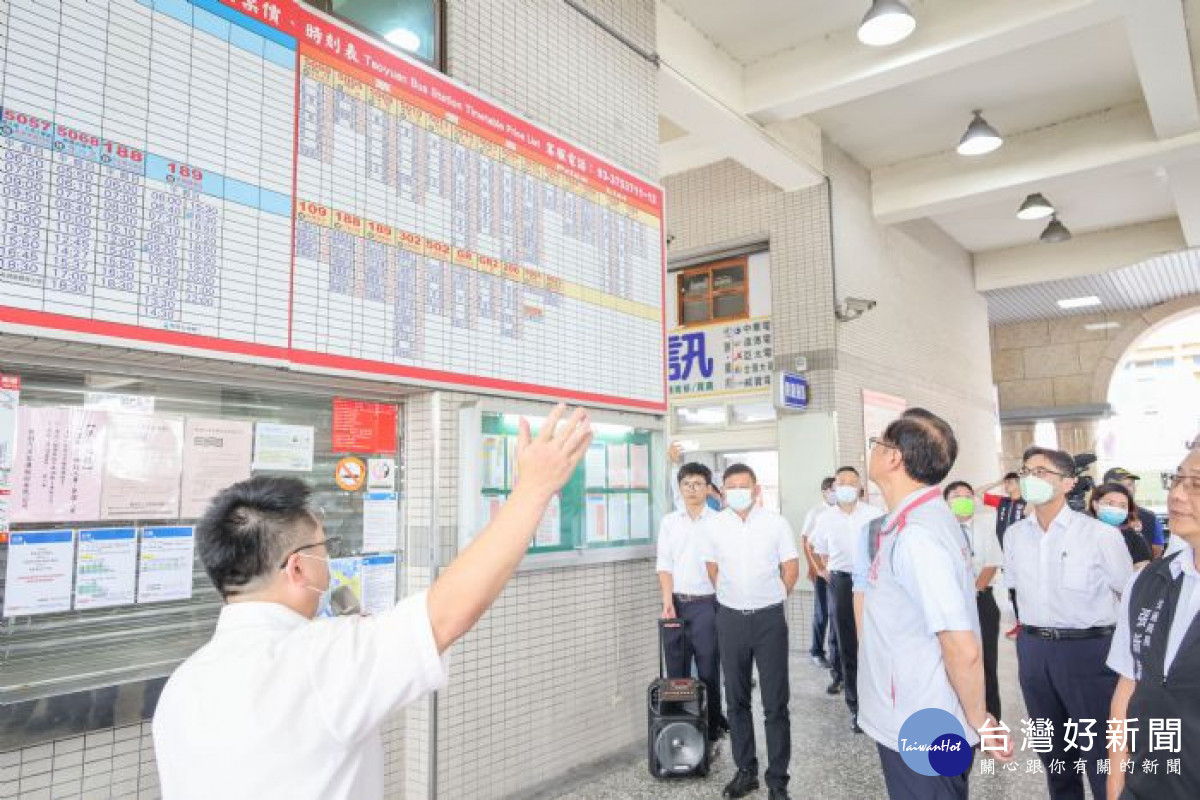 客運業者向張市長及市府團隊說明因應「基北北桃公共運輸定期票」上路之相關工作整備情形。<br /><br /> <br /><br /> 