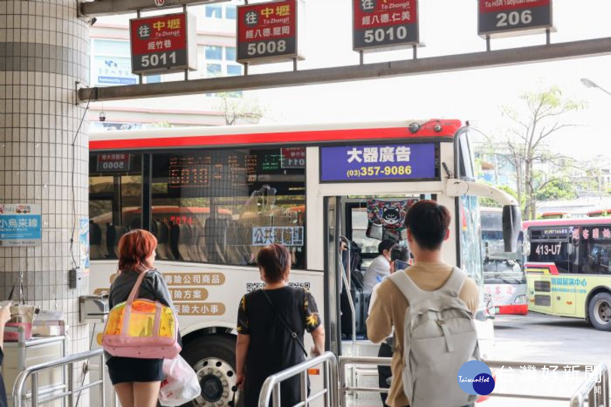 民眾於桃園客運總站搭乘公車。<br /><br /> <br /><br /> 