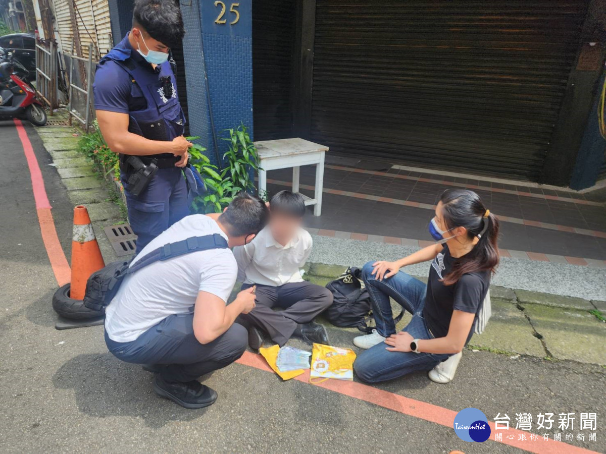 警方偽裝成路人埋伏，等到雙方面交那一刻，上前將車手逮捕。