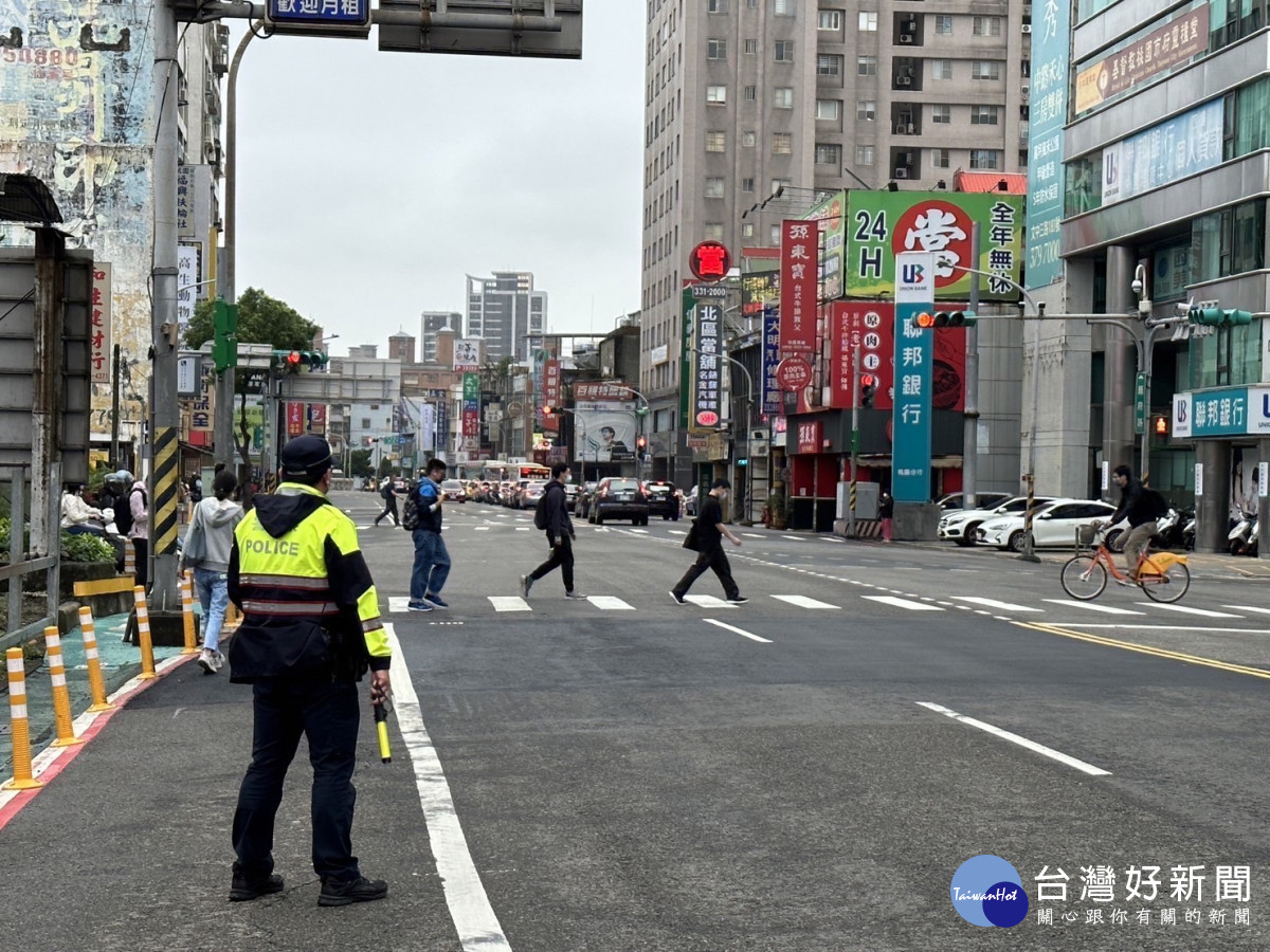 桃警持續大執法，取締車不讓人也取締行人違規。