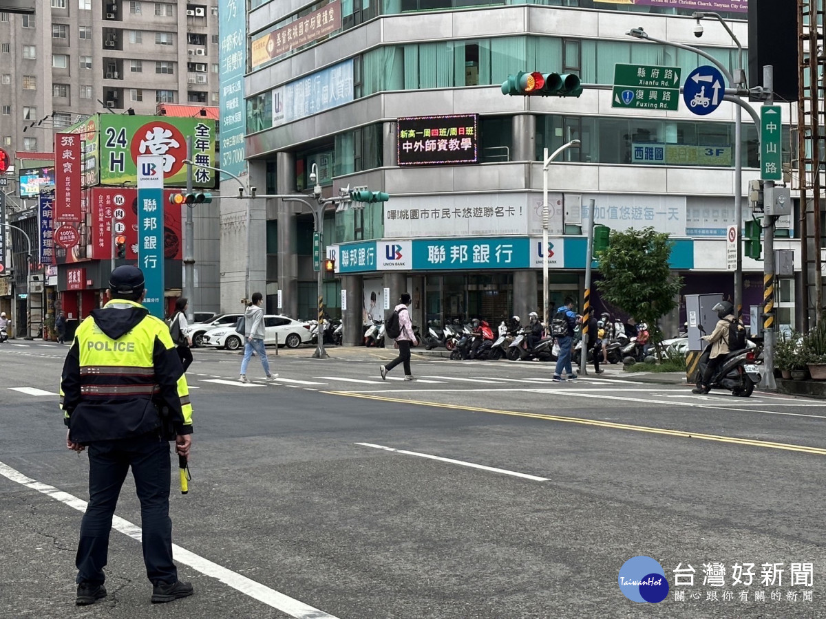 桃警持續大執法,取締車不讓人也取締行人違規。